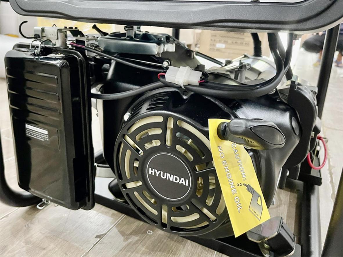 Máy phát điện Hyundai HY10500LE (7KW) phù hợp cho gia đình lớn và cửa hàng nhỏ cần nguồn điện dự phòng.