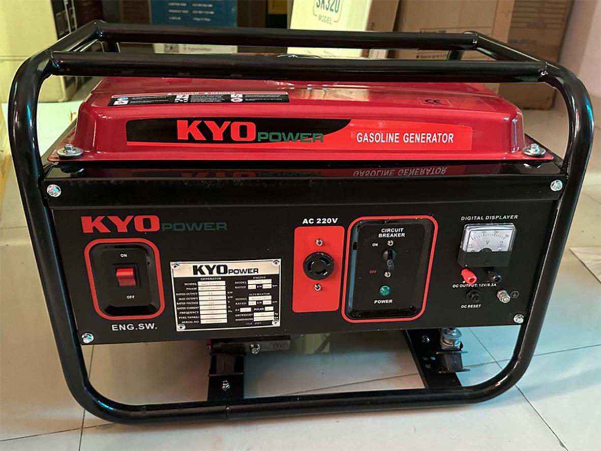 Chi tiết động cơ và bảng điều khiển máy phát điện chạy xăng 3KVA Kyo Power THG3900KX.