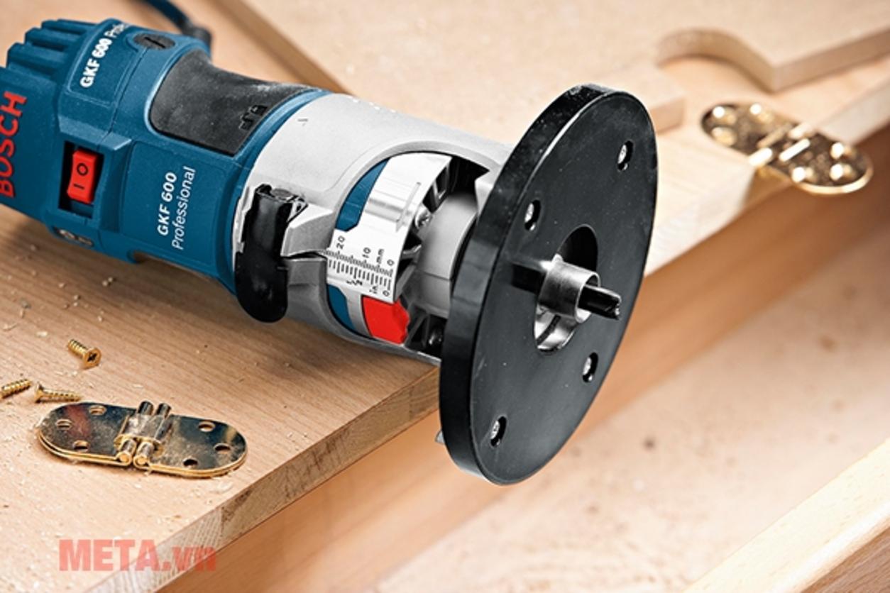 Bosch GKF 550 cho đường phay mượt khi hoàn thiện cạnh gỗ.