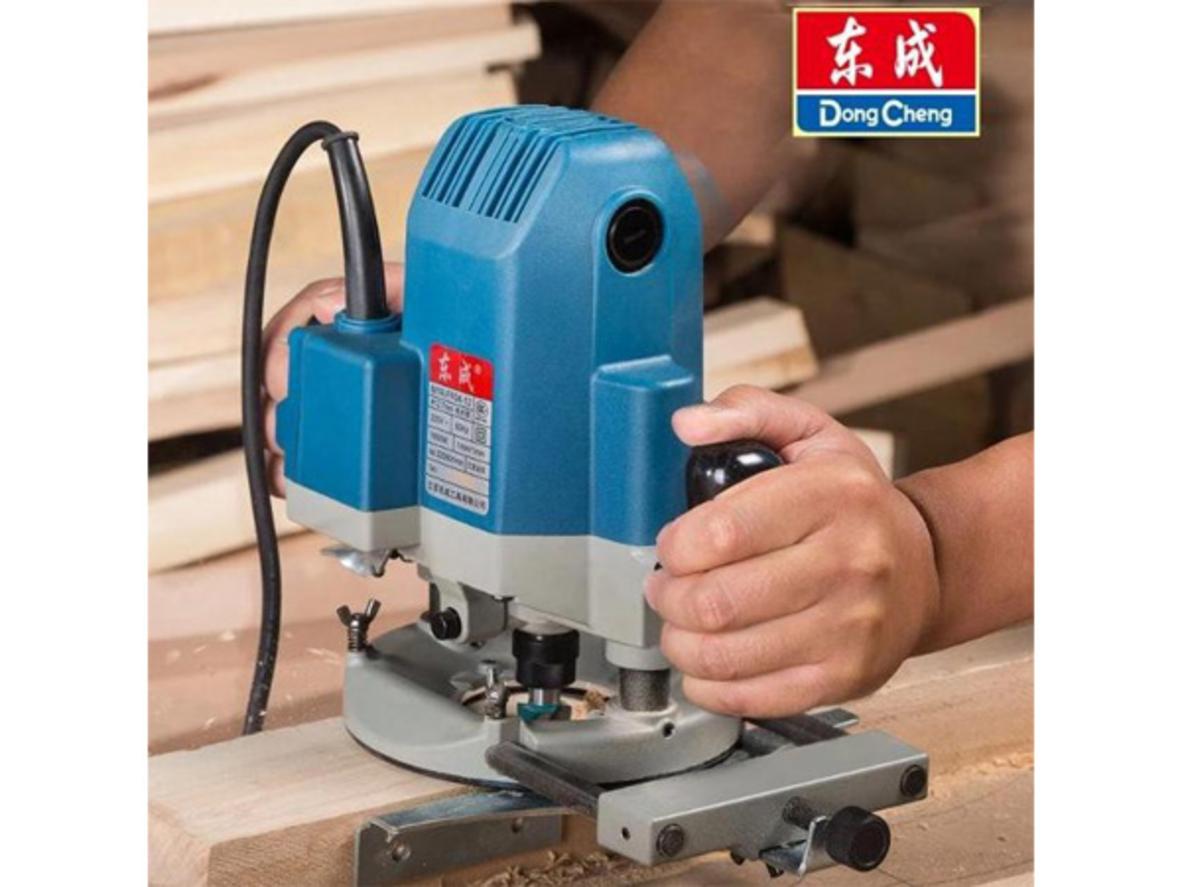 Dongcheng DMR04-12 cho đường phay ổn định và mịn trên phôi gỗ.