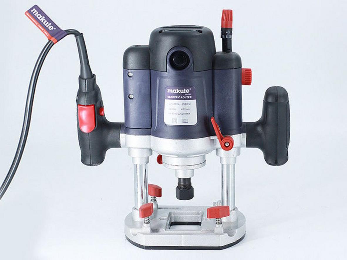 Công suất 2.200W và tốc độ 22.000 vòng/phút giúp Makute ER002 phay gỗ nhanh, sạch và ổn định.