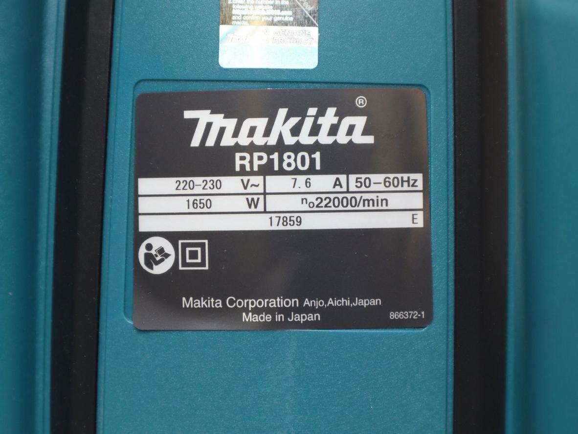 Động cơ 1.650W giúp Makita RP1801 giữ lực cắt ổn định trên nhiều loại gỗ.