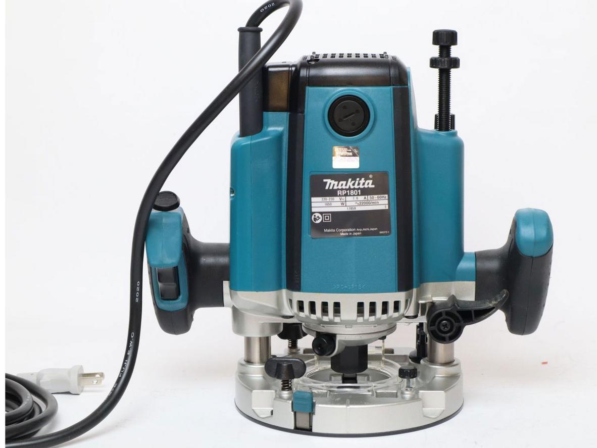 Makita RP1801 12mm nổi bật ở khả năng phay sâu 70mm và kiểm soát ổn định khi gia công gỗ.