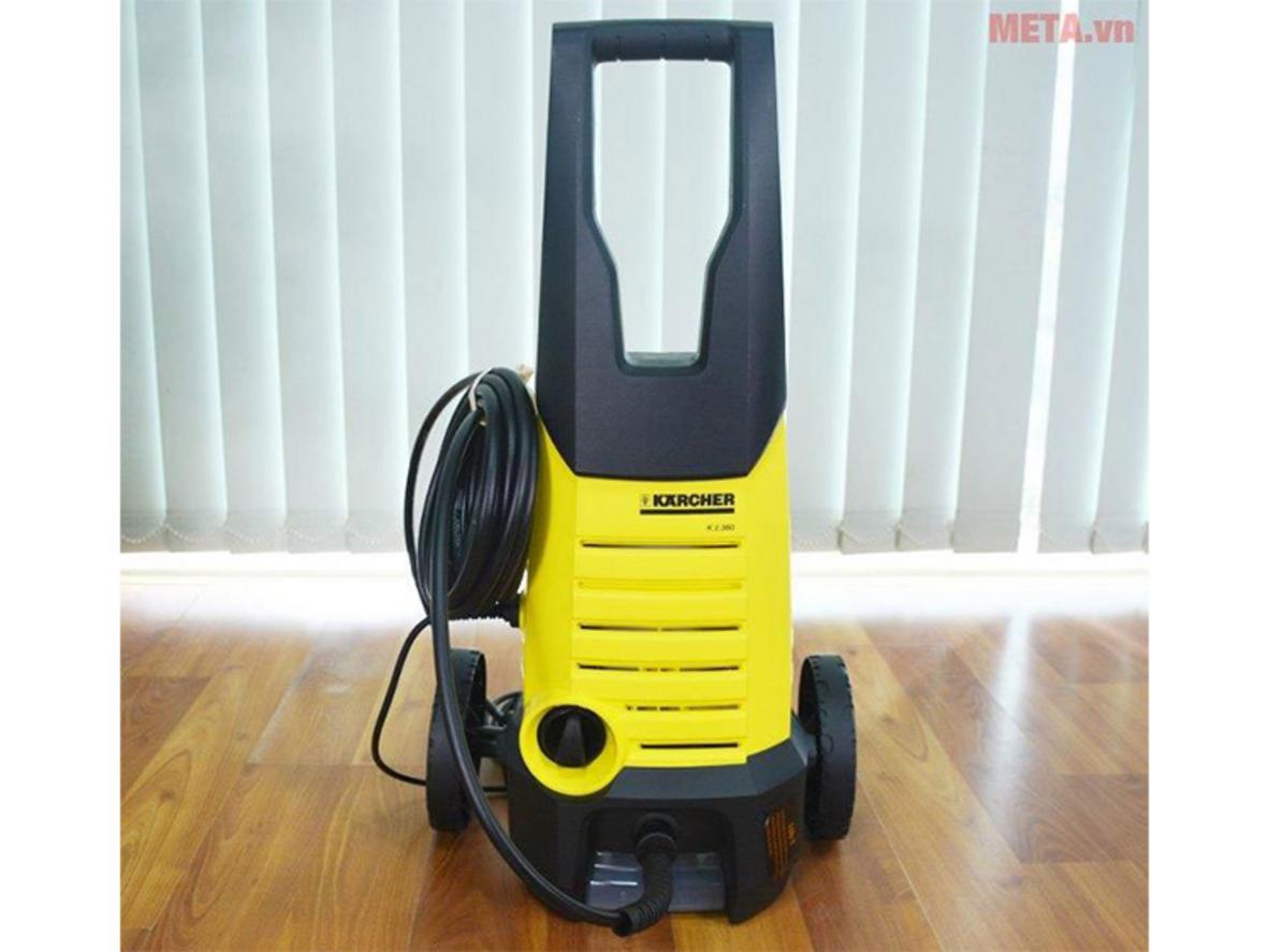 Karcher K2 360 phù hợp rửa xe, sân và ban công trong gia đình.