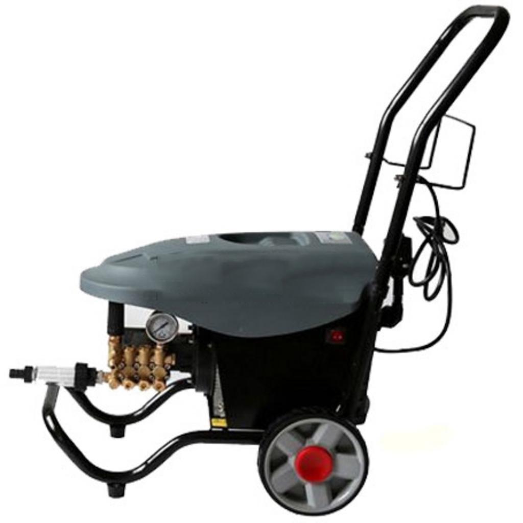 Máy phun áp lực Promac M1008 gọn, mạnh, phù hợp rửa xe máy và vệ sinh đa năng.