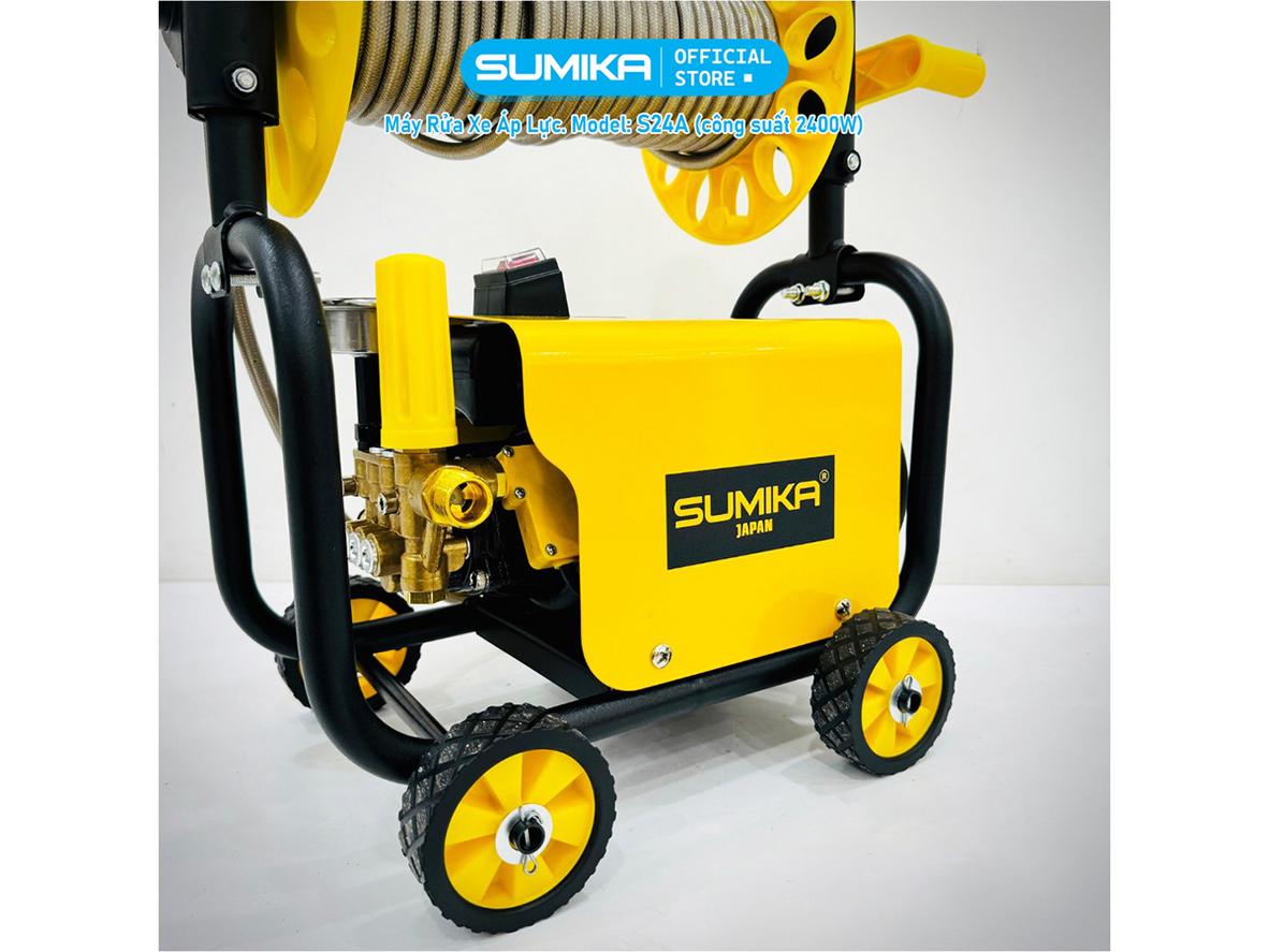 Sumika S24A 2.400W cho lực phun mạnh, phù hợp rửa xe, sân vườn và tường rào.