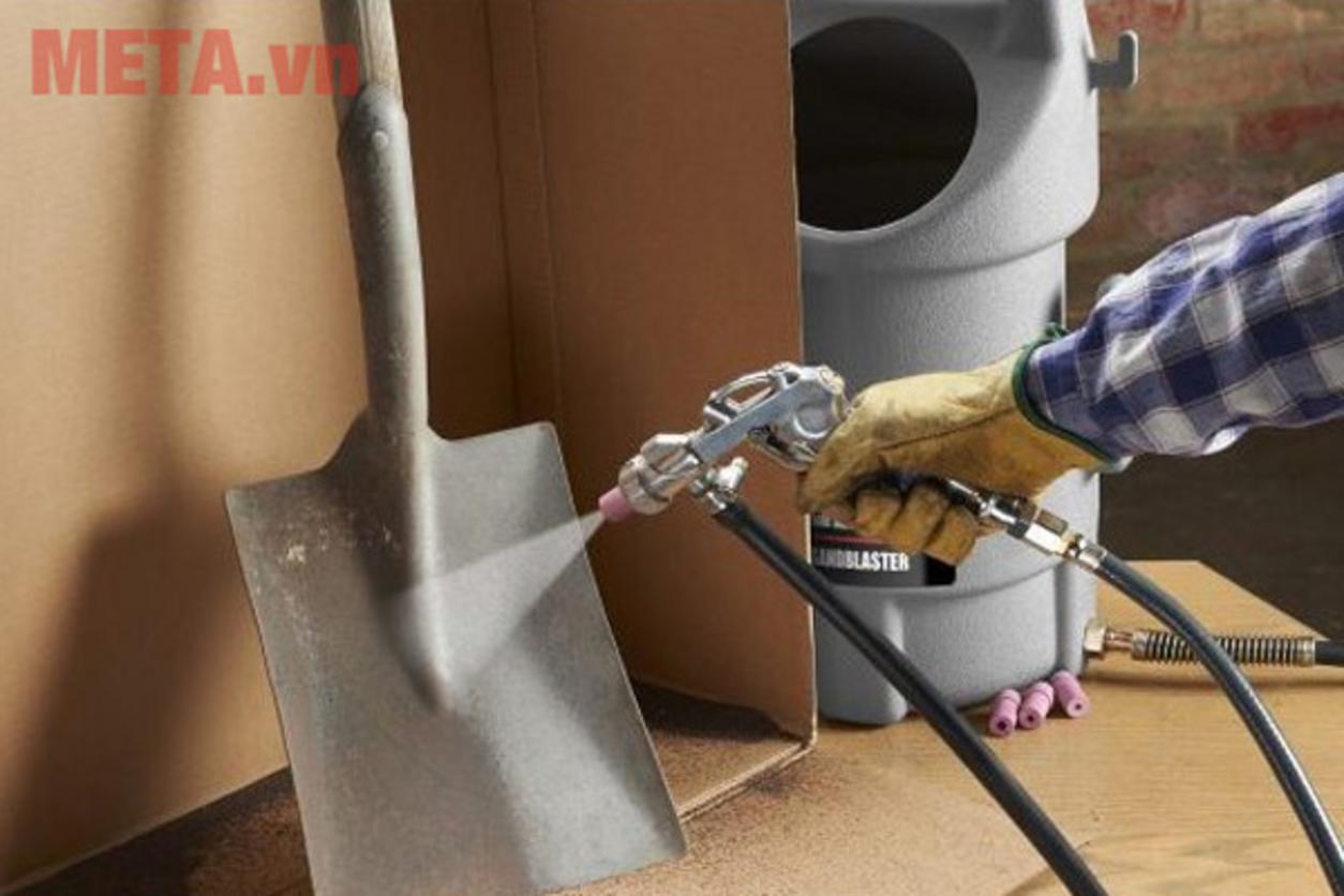 Ozito PSB-5090 cho khả năng làm sạch chi tiết nhanh ở khu vực hẹp, phù hợp garage và xưởng cơ khí.