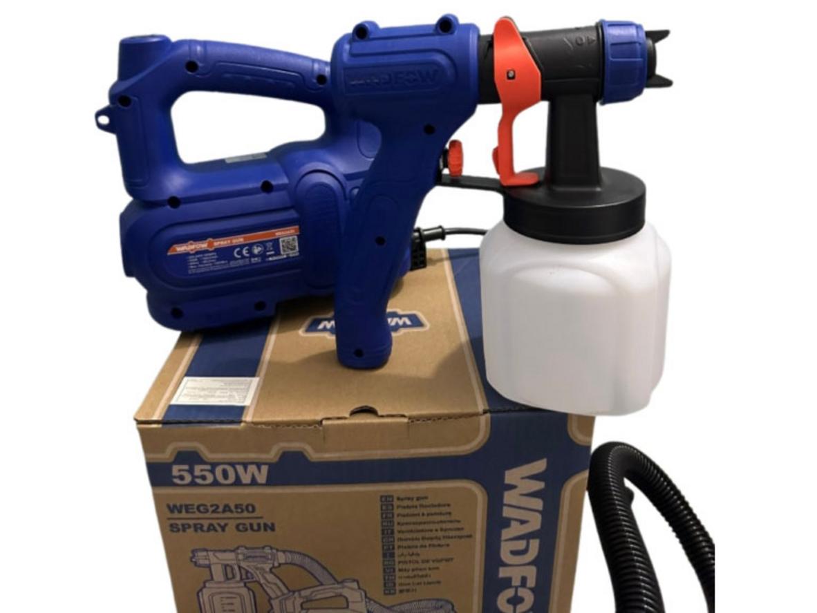 Công suất 550W và lưu lượng 700 ml/phút giúp hoàn thiện bề mặt nhanh hơn.