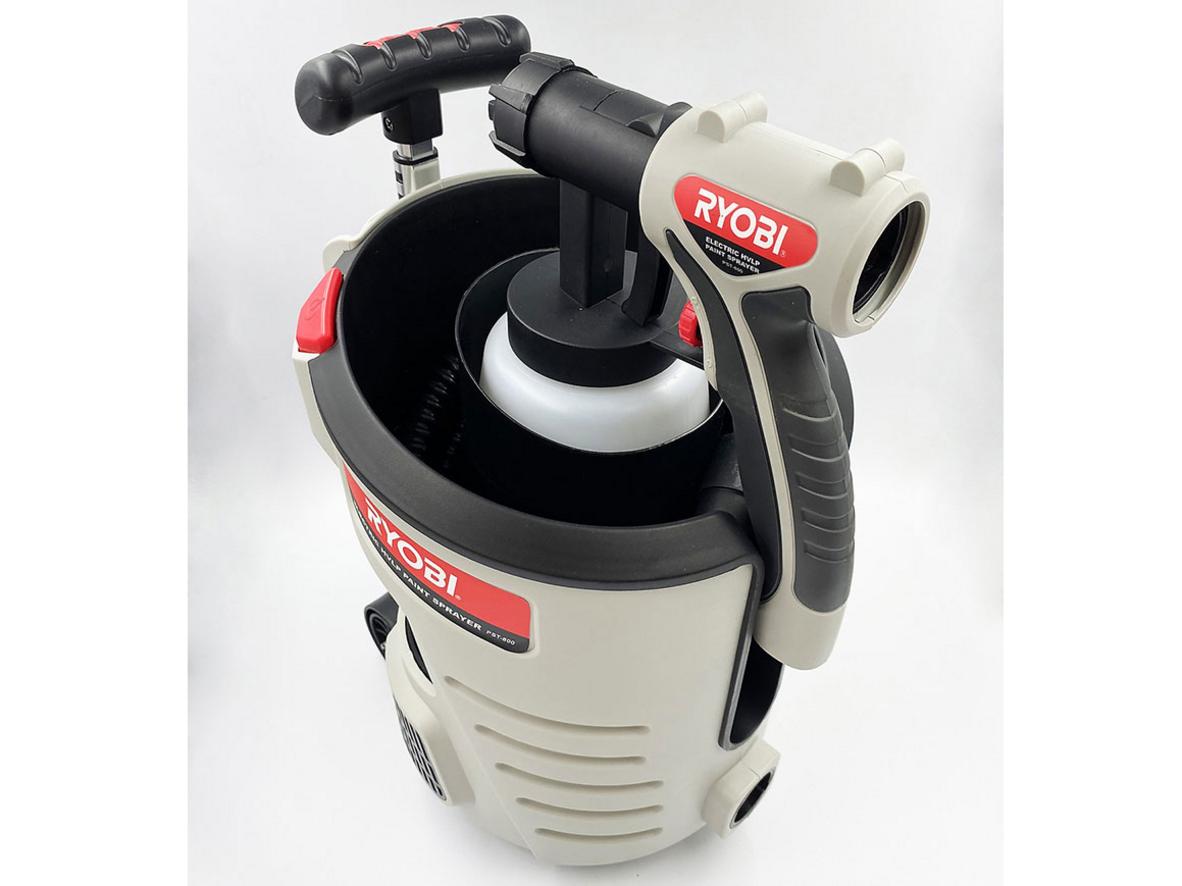 Công suất 700W và lưu lượng phun 1.200ml/phút giúp Ryobi PST-800 phun nhanh, đều tay.