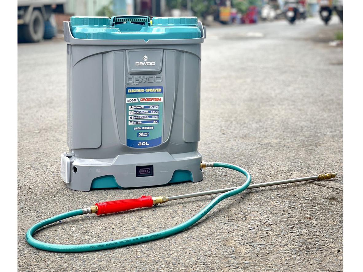Máy phun thuốc Dewoo DW20A8M 20 lít, 1 bơm chạy điện cho nông hộ và vườn cây.