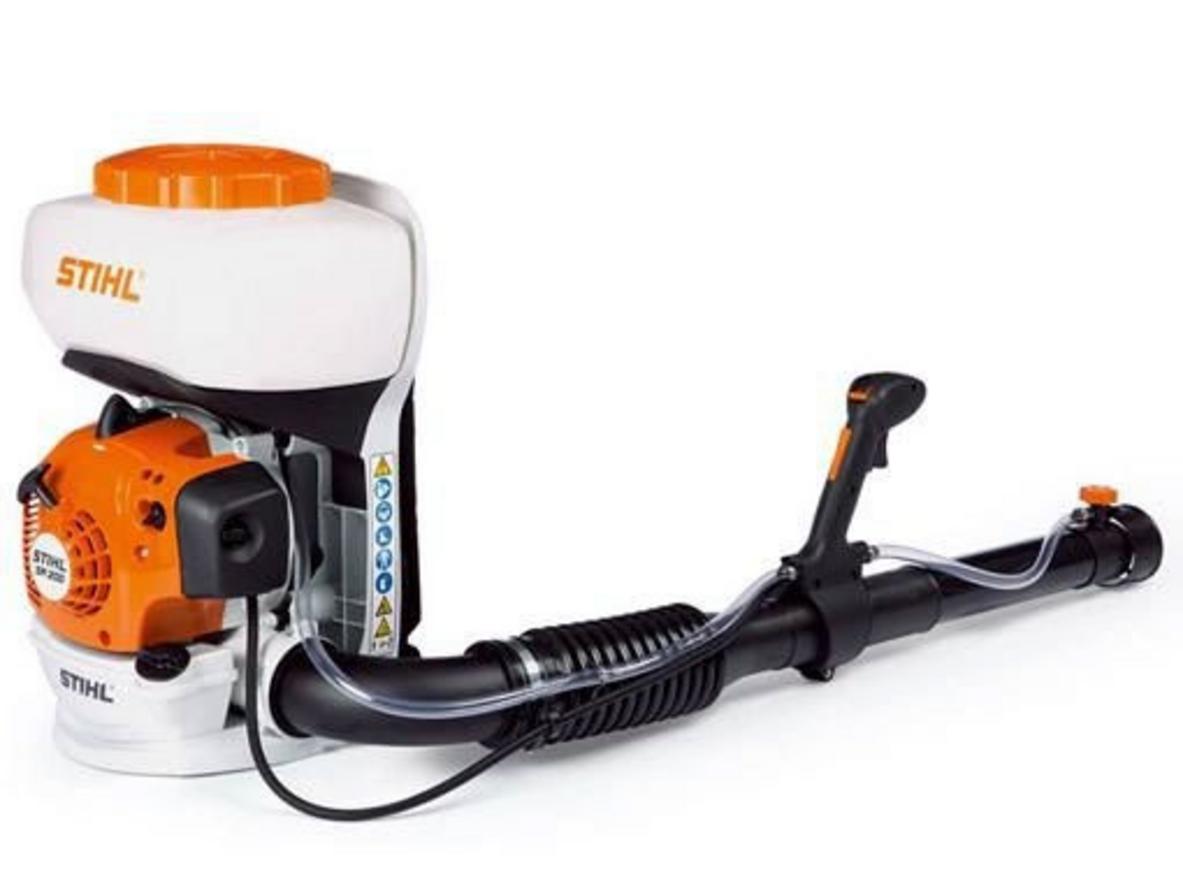 STIHL SR-200 cho lưu lượng phun 583 m3/h, tầm phun ngang 9m và trọng lượng khoảng 8 kg.
