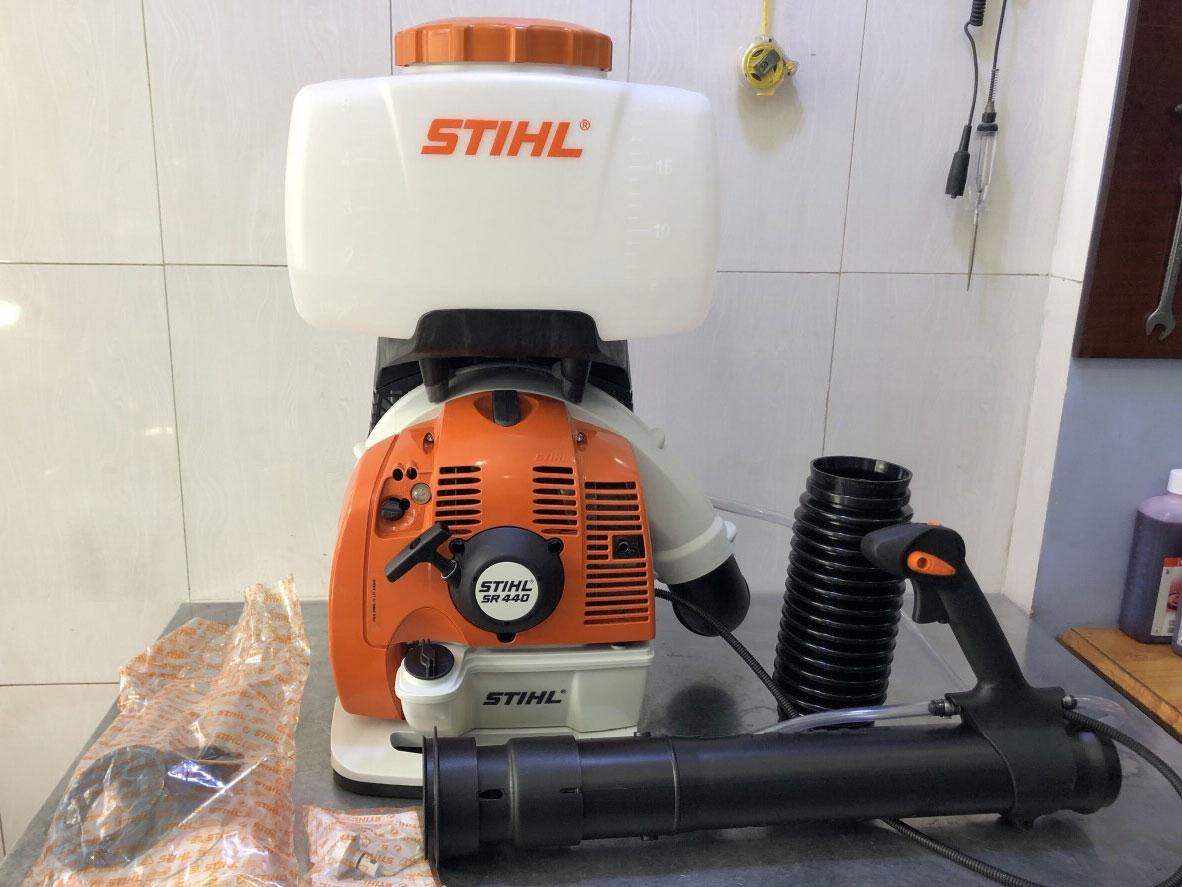 Stihl SR440 nổi bật với động cơ 2 thì 3,9HP, bình 20 lít và lưu lượng gió mạnh 1.300 m³/h.