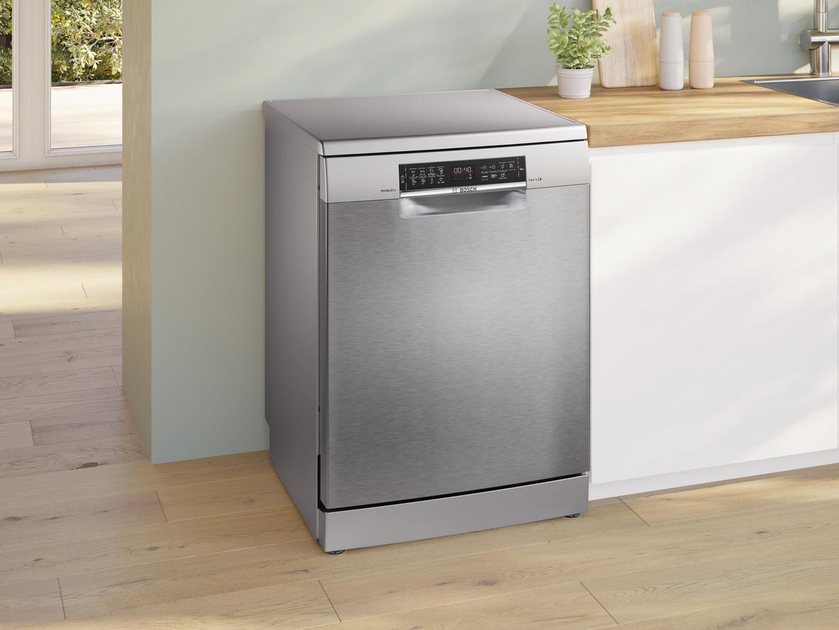 Máy rửa bát 14 bộ Bosch SMS6ZCI01P nổi bật với thiết kế inox sang trọng và kiểu lắp đặt độc lập.