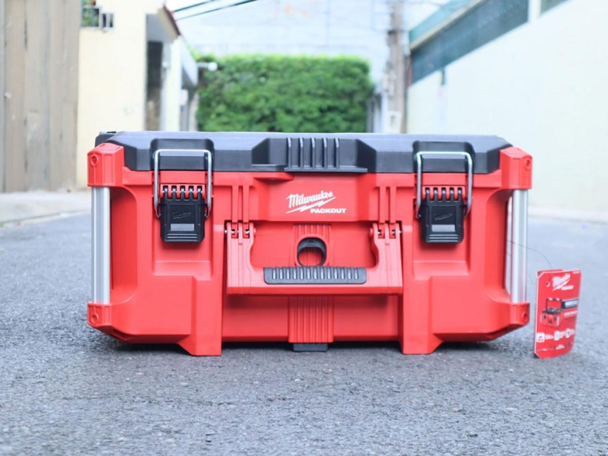 Chuẩn IP65 và khóa thép gia cố giúp bảo vệ dụng cụ tốt hơn khi di chuyển ngoài trời.