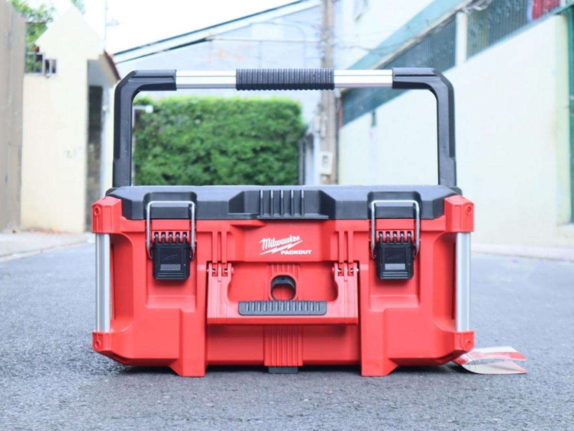 Thân hộp polyme chống va đập giúp Milwaukee 8425 bền hơn khi di chuyển công trình.