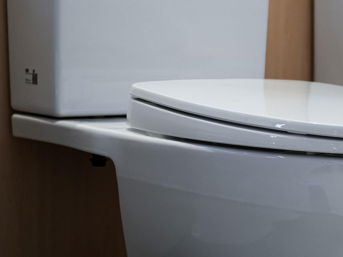 Nắp TC395VS giúp đóng mở êm, giảm tiếng ồn và tăng trải nghiệm sử dụng.