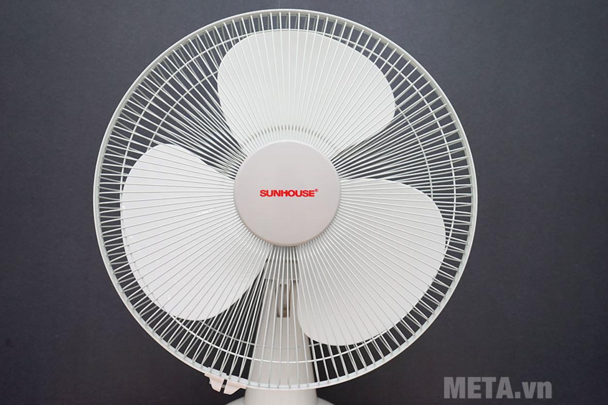 Thân nhựa ABS và lồng kim loại giúp quạt tích điện Sunhouse SH722 bền, dễ vệ sinh.