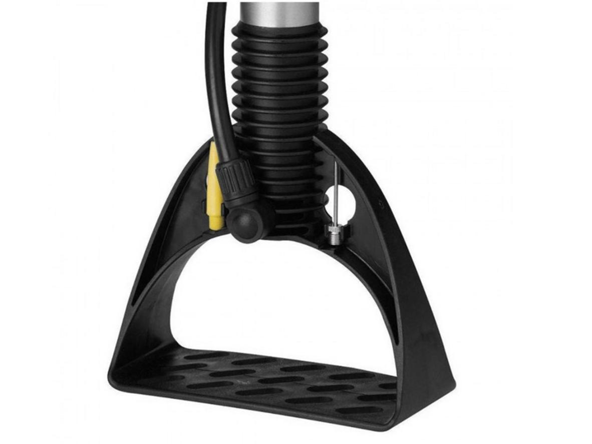 Ống bơm hơi dài 50cm giúp Molten AP50 bơm bóng ổn định hơn.
