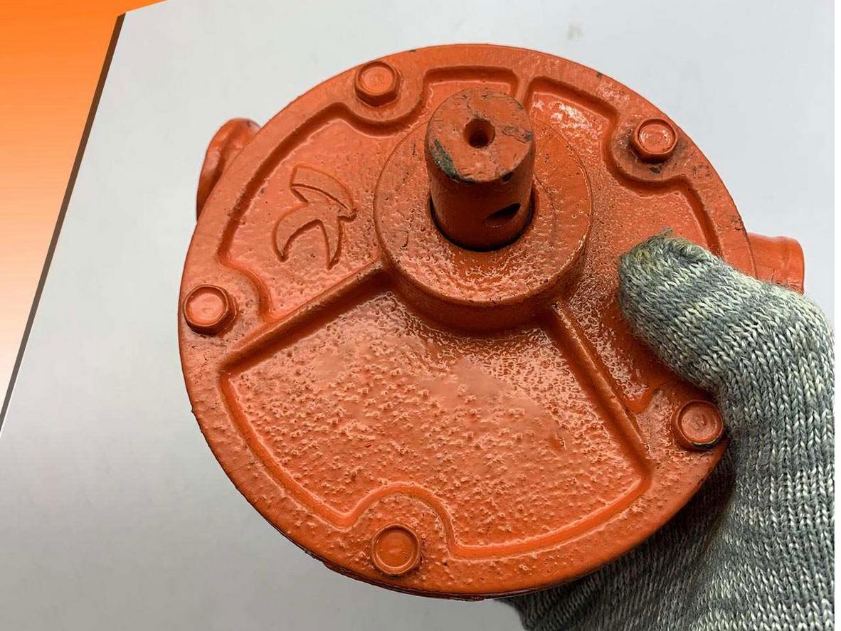 Ống hút 32mm hỗ trợ lấy dầu ổn định từ thùng chứa lớn.