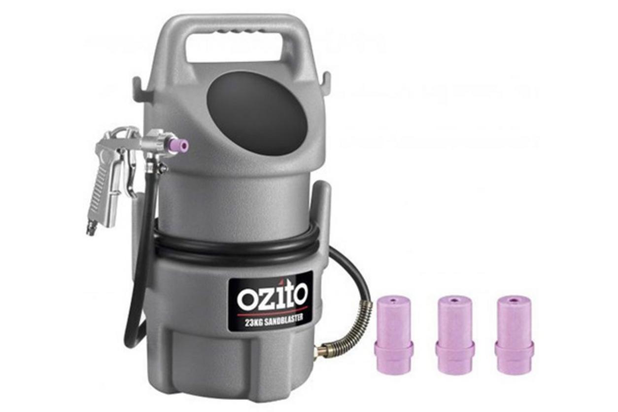 Trước và sau khi xử lý gỉ sét bằng máy phun cát Ozito PSB-5090.
