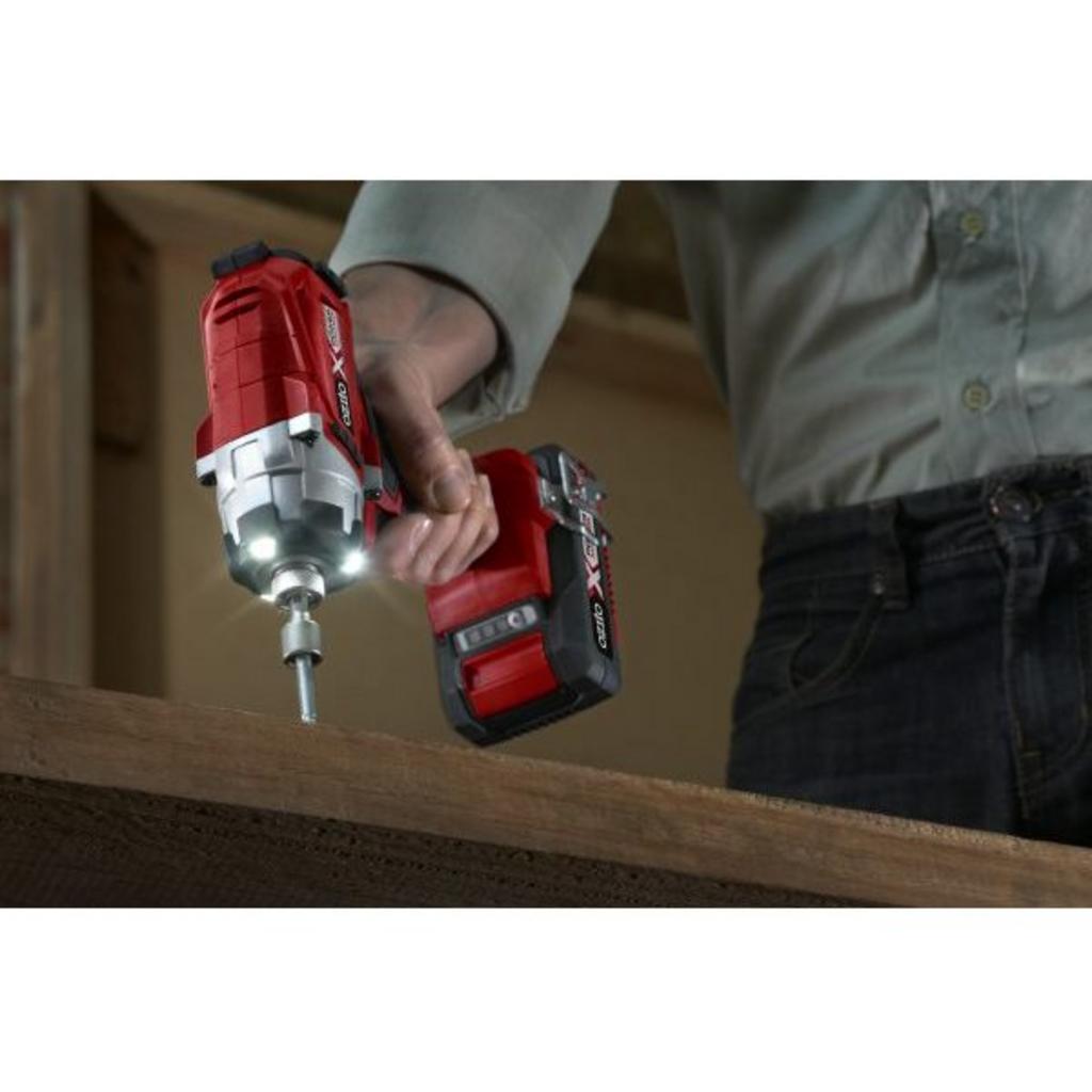 Máy khoan 40Nm và đầu kẹp nhanh 13mm hỗ trợ khoan gỗ, kim loại mỏng ổn định.