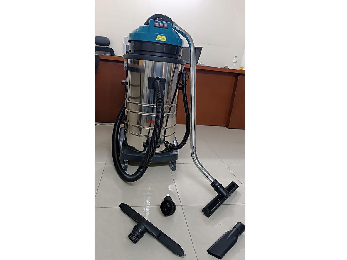 Bộ phụ kiện đầy đủ giúp KN803MX làm sạch nhiều bề mặt khác nhau.