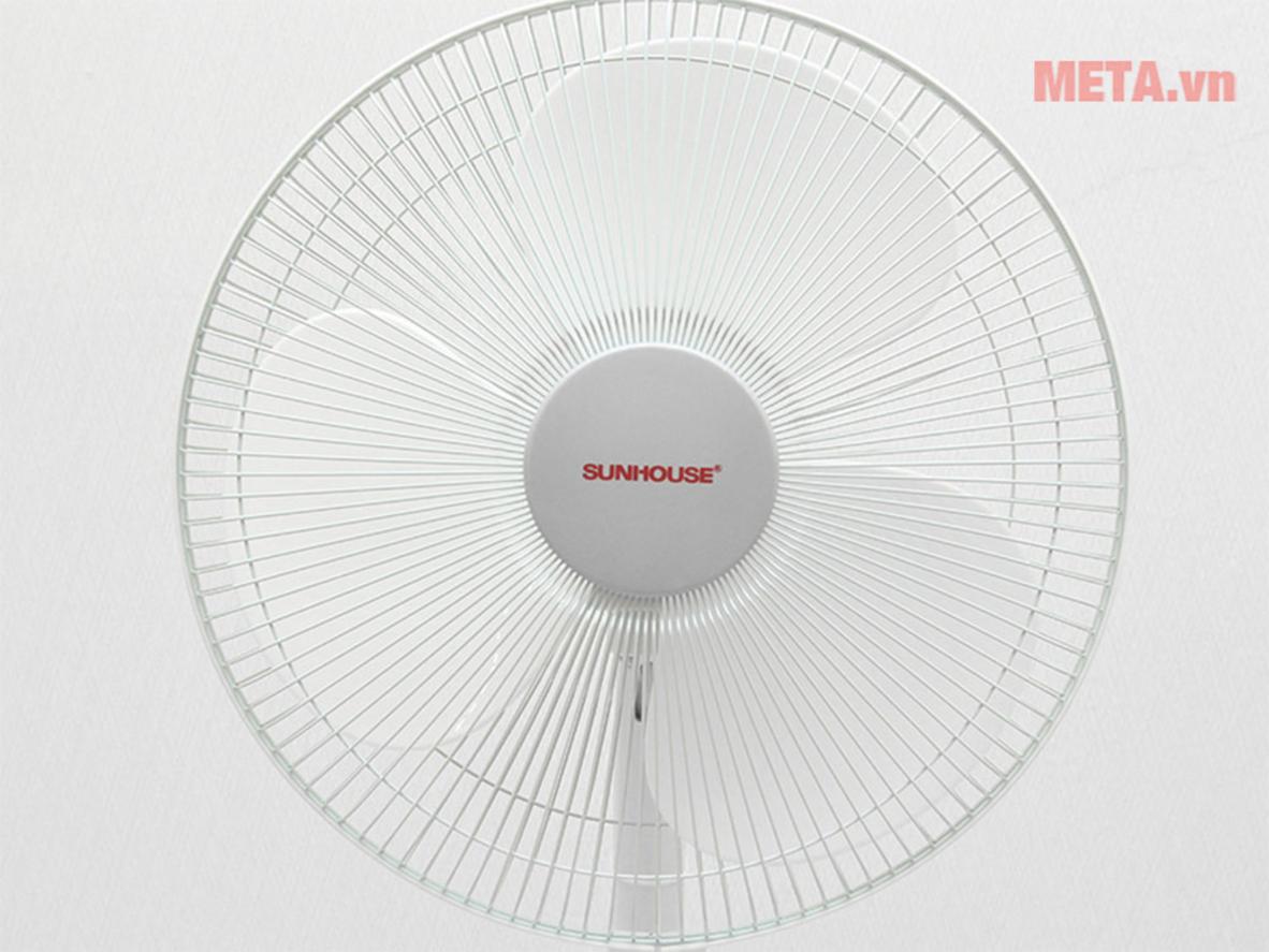 Pin sạc 6V - 7.0Ah giúp quạt tích điện Sunhouse SH762 dùng được 3,5 - 5 giờ tùy mức gió.