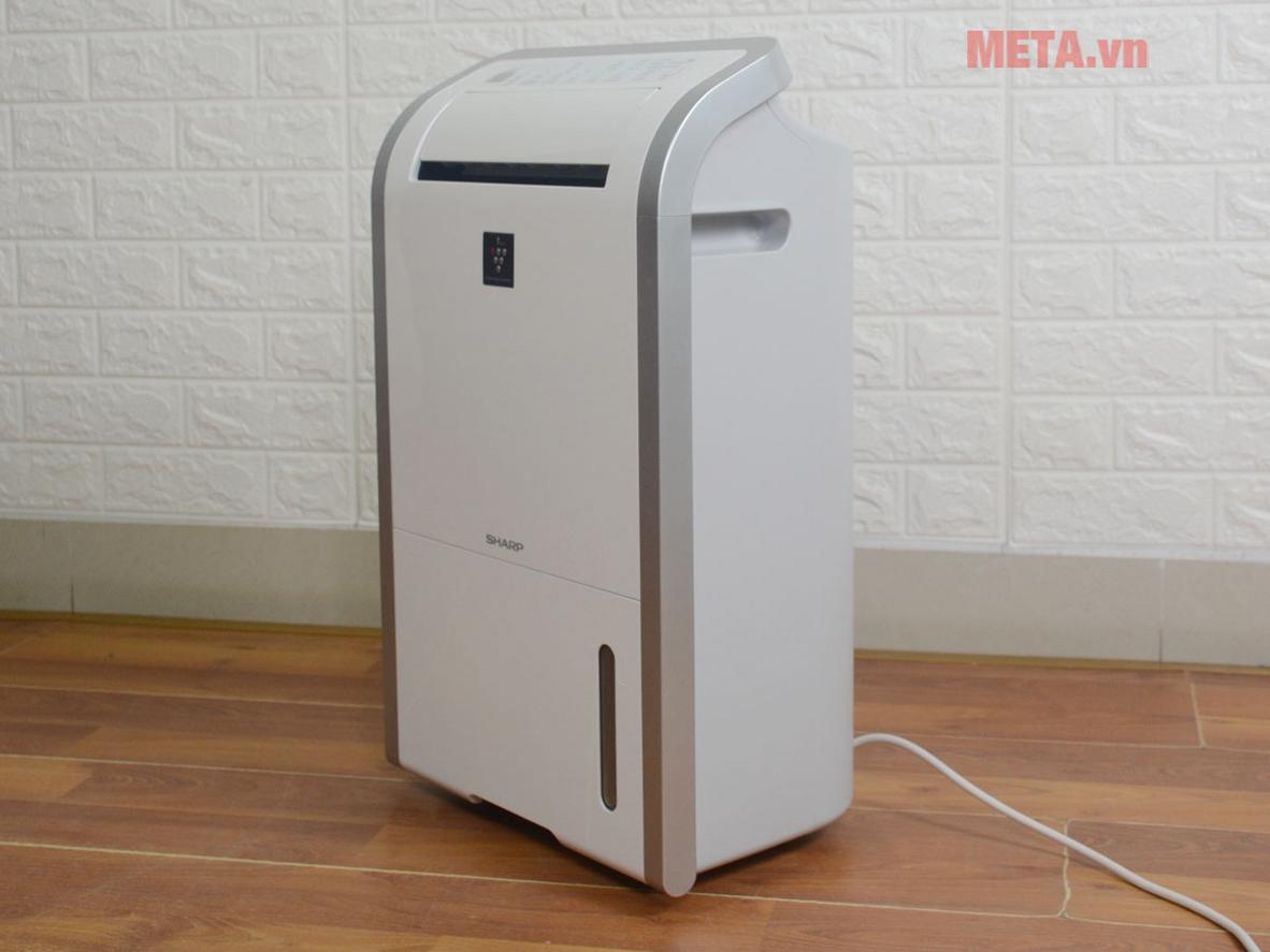 Plasmacluster Ion 7000 ion/cm³ hỗ trợ giảm mùi ẩm và nấm mốc trong phòng kín.