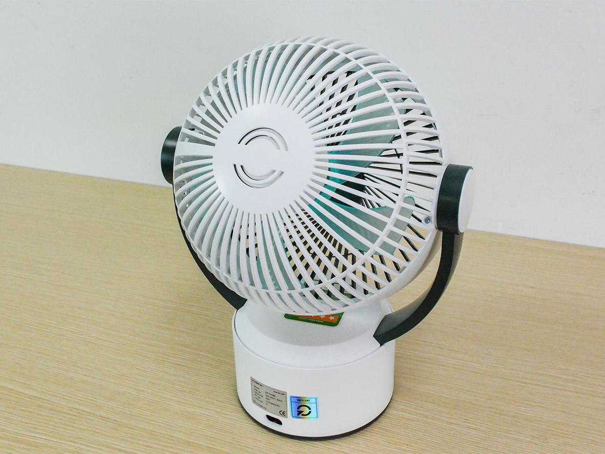 Đèn báo sạc đầy giúp theo dõi quá trình sạc của Quạt tích điện Coex CF-7113R.