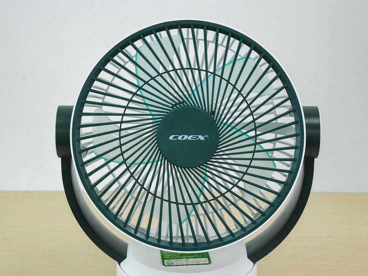 Quạt tích điện Coex CF-7113R có pin Lithium, 3 mức gió và xoay 180 độ linh hoạt.