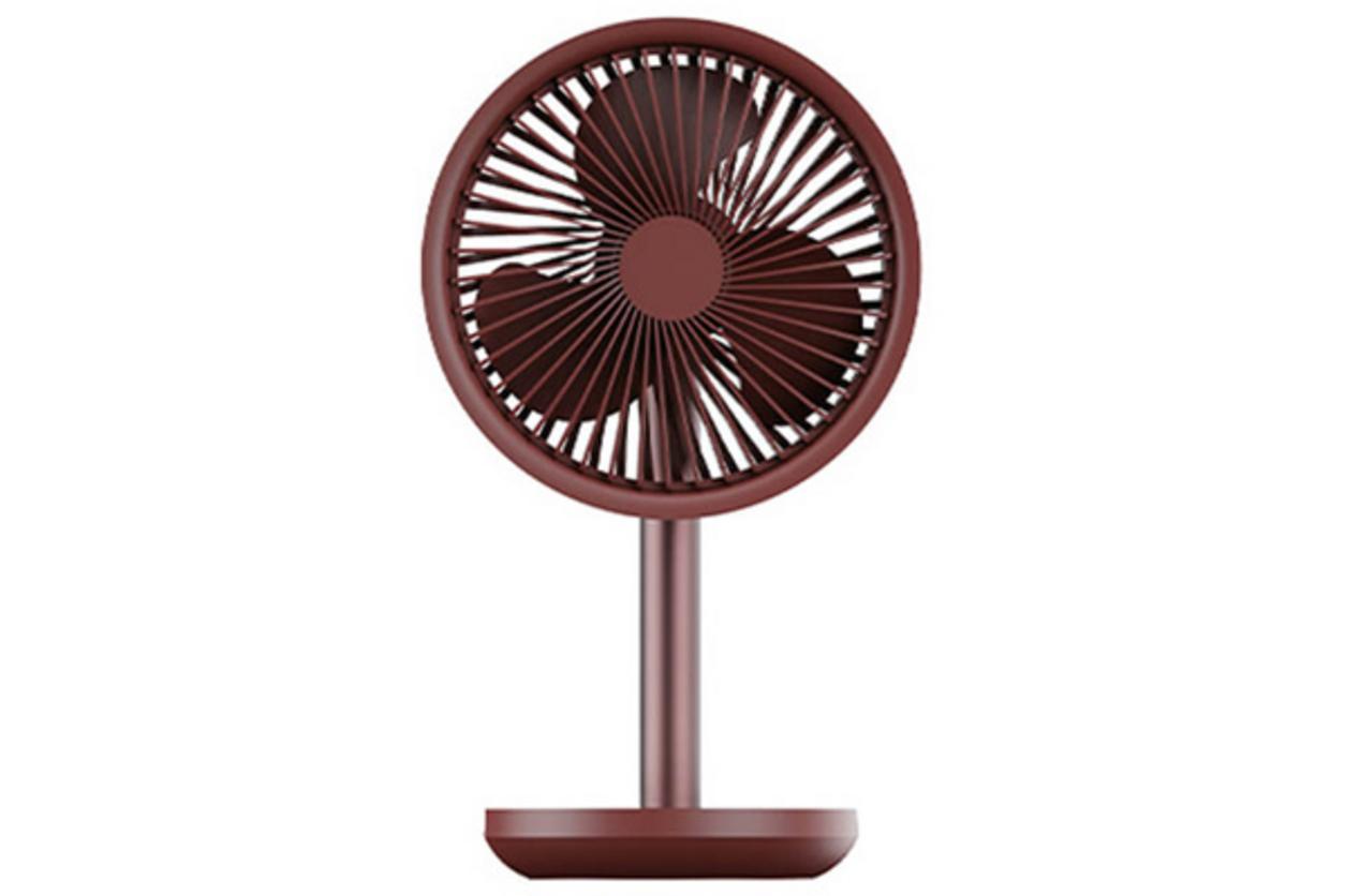 Quạt tích điện Mumuji F5 Plus nhỏ gọn, phù hợp bàn làm việc và phòng ngủ.