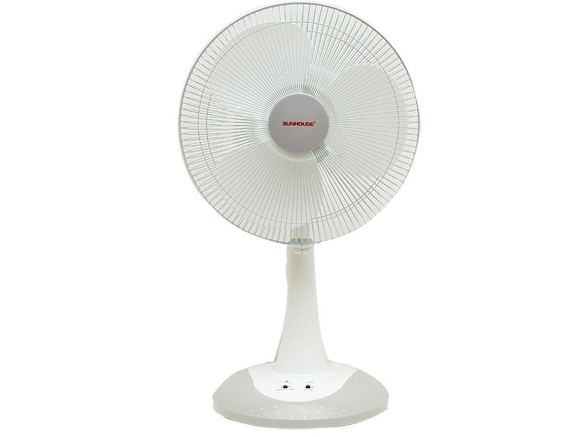 Quạt tích điện Sunhouse SH762 thiết kế thân cao, sải cánh 40cm, phù hợp làm quạt dự phòng cho gia đình.