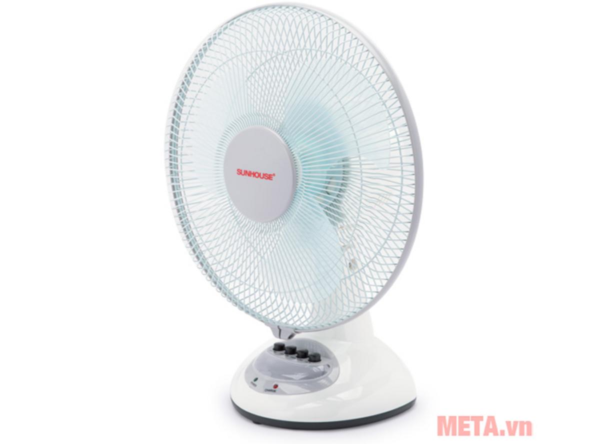 SHD7112 tạo gió ổn định và có 4 đèn LED hỗ trợ khi mất điện ban đêm.