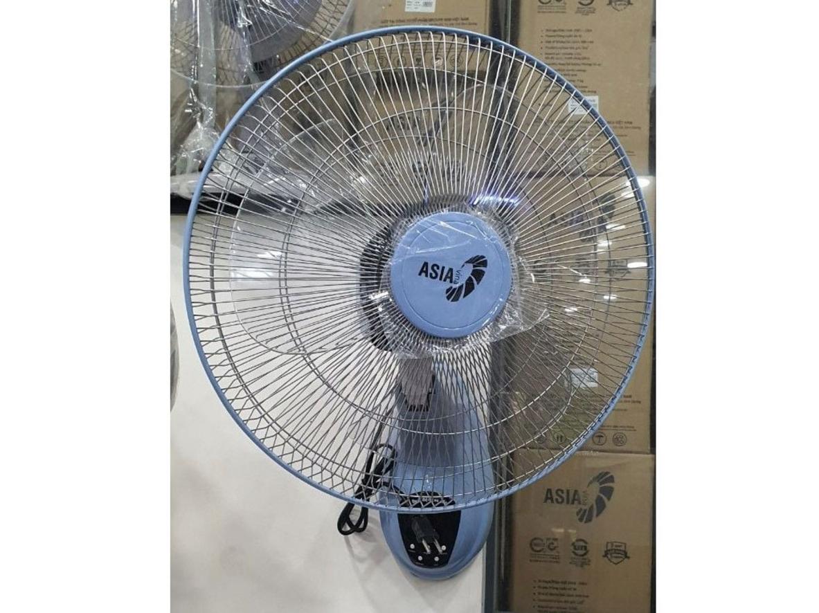 Asia VY377192 treo tường gọn gàng, điều khiển bằng remote, phù hợp phòng nhỏ.