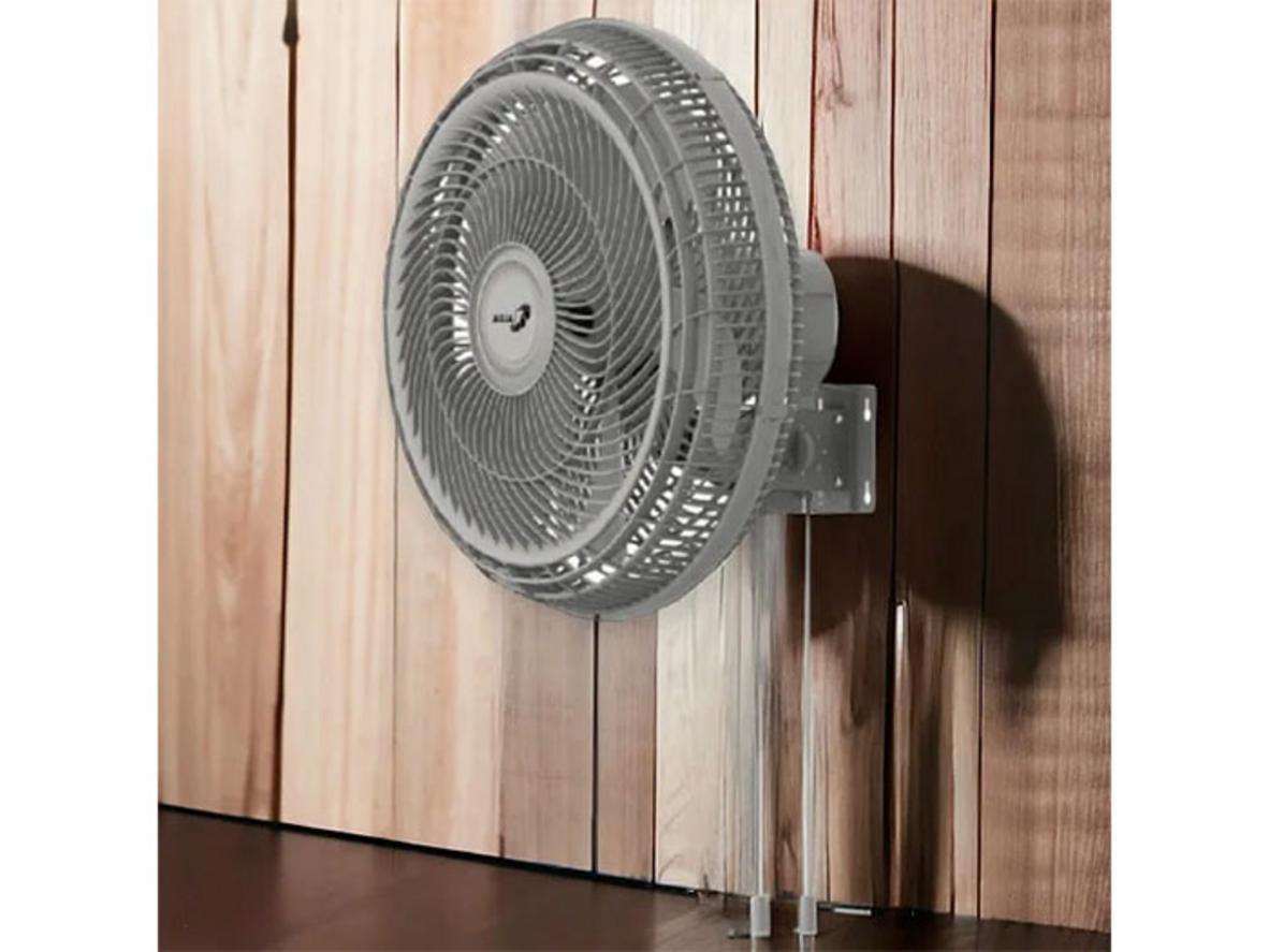 Thiết kế treo tường và 5 cánh quạt giúp làm mát rộng mà không chiếm diện tích sàn.