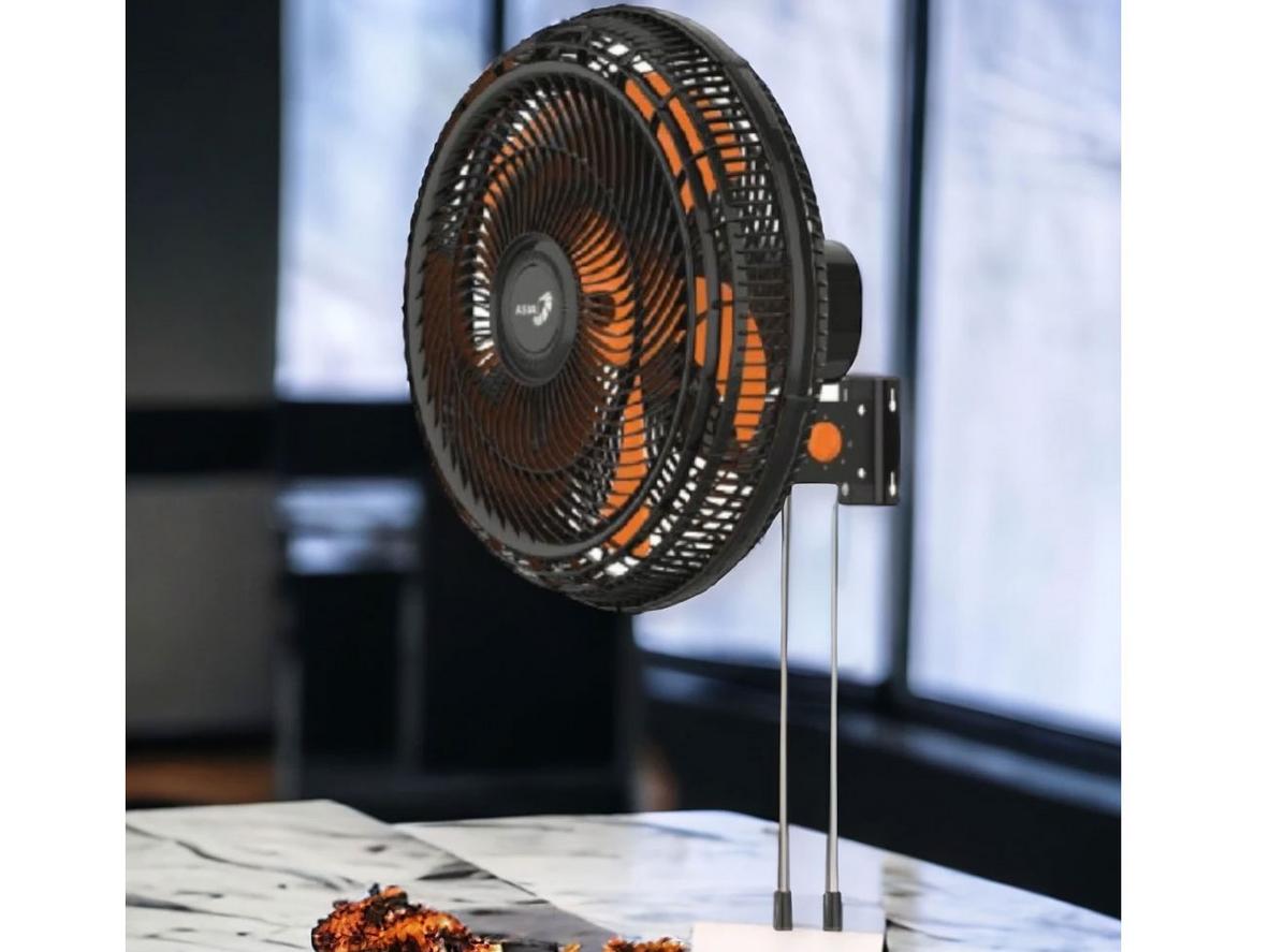 Motor bạc thau và 5 cánh quạt hỗ trợ vận hành ổn định khi sử dụng thường xuyên.