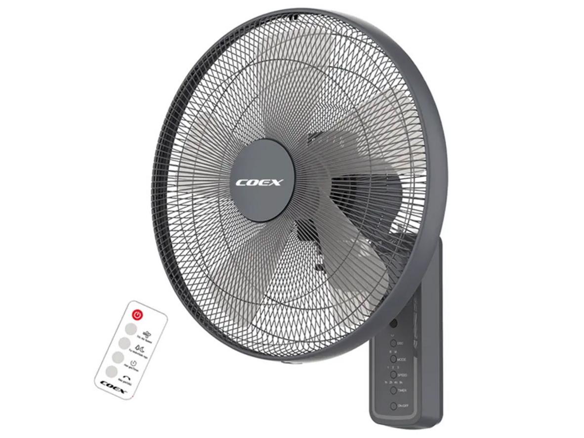 Quạt treo tường Coex CW-7213A nổi bật với remote, 5 cánh và thiết kế tiết kiệm diện tích.