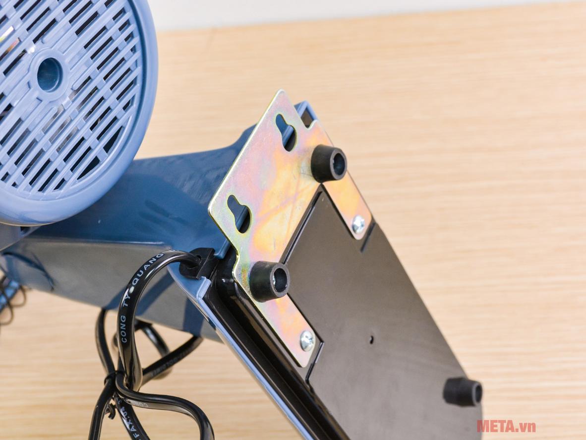 Điều khiển từ xa hồng ngoại giúp chỉnh 3 tốc độ gió và hẹn giờ thuận tiện.