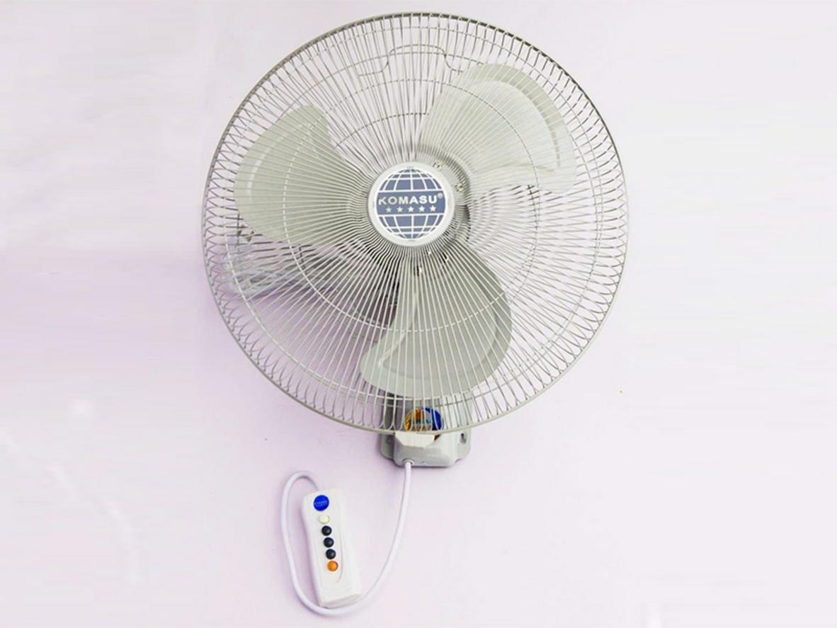 Quạt treo tường Komasu KM45CT lồng mạ, công tắc bấm — gọn chỗ, gió mạnh