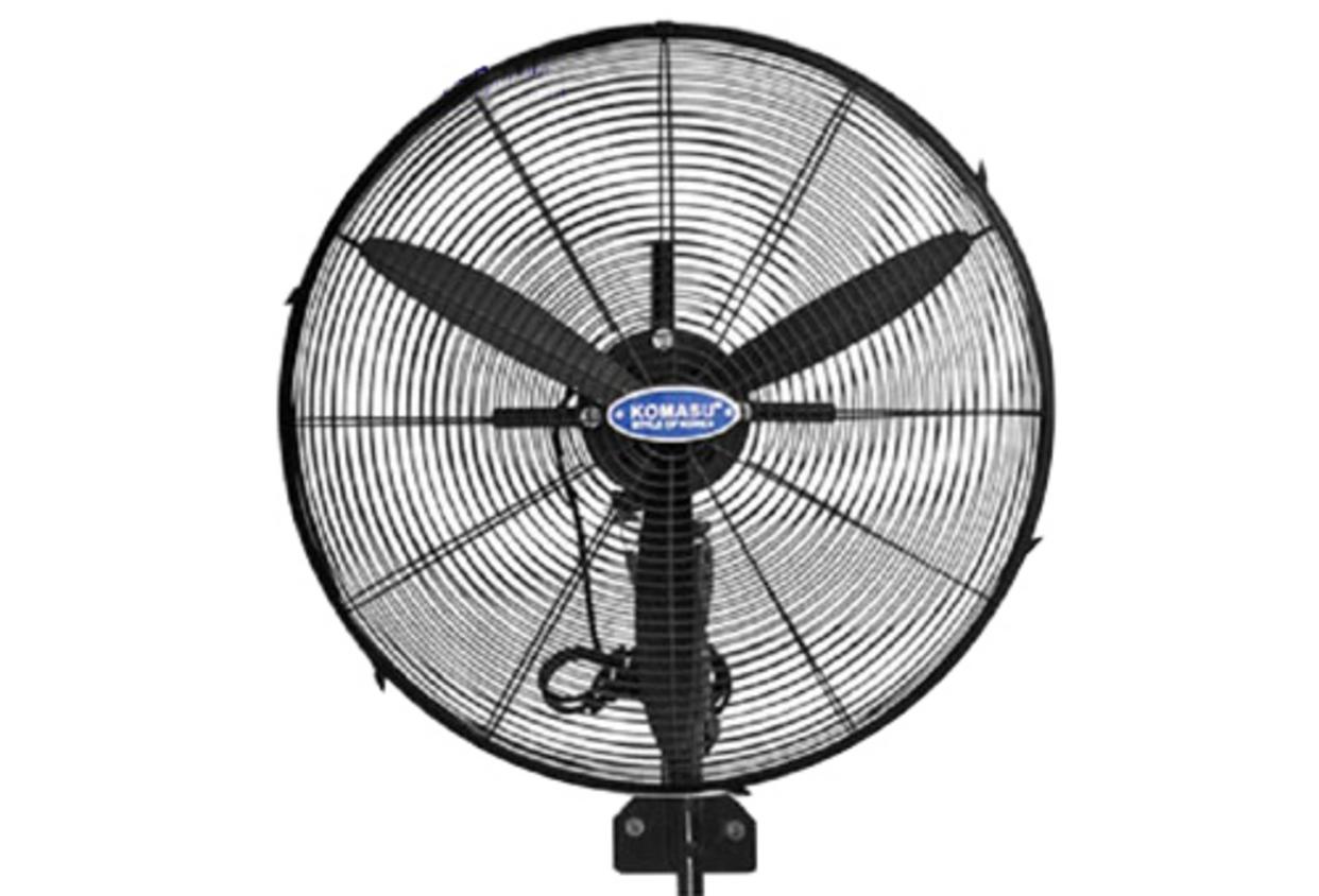 Quạt treo tường Komasu KM500S lồng sơn đen, giải pháp làm mát gọn diện tích cho không gian rộng.