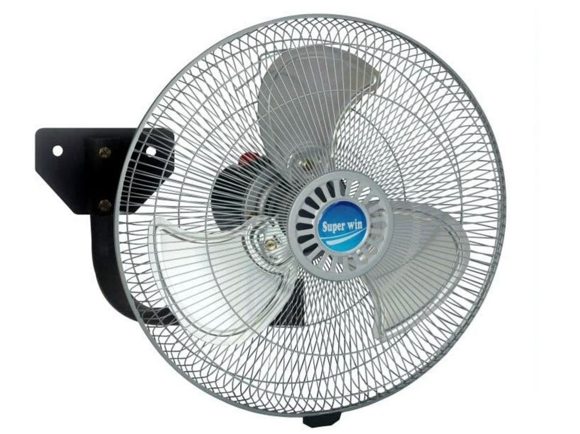 Quạt treo tường đa dụng Super Win 45-QTX giúp làm mát nhanh và tiết kiệm diện tích cho không gian đông người.