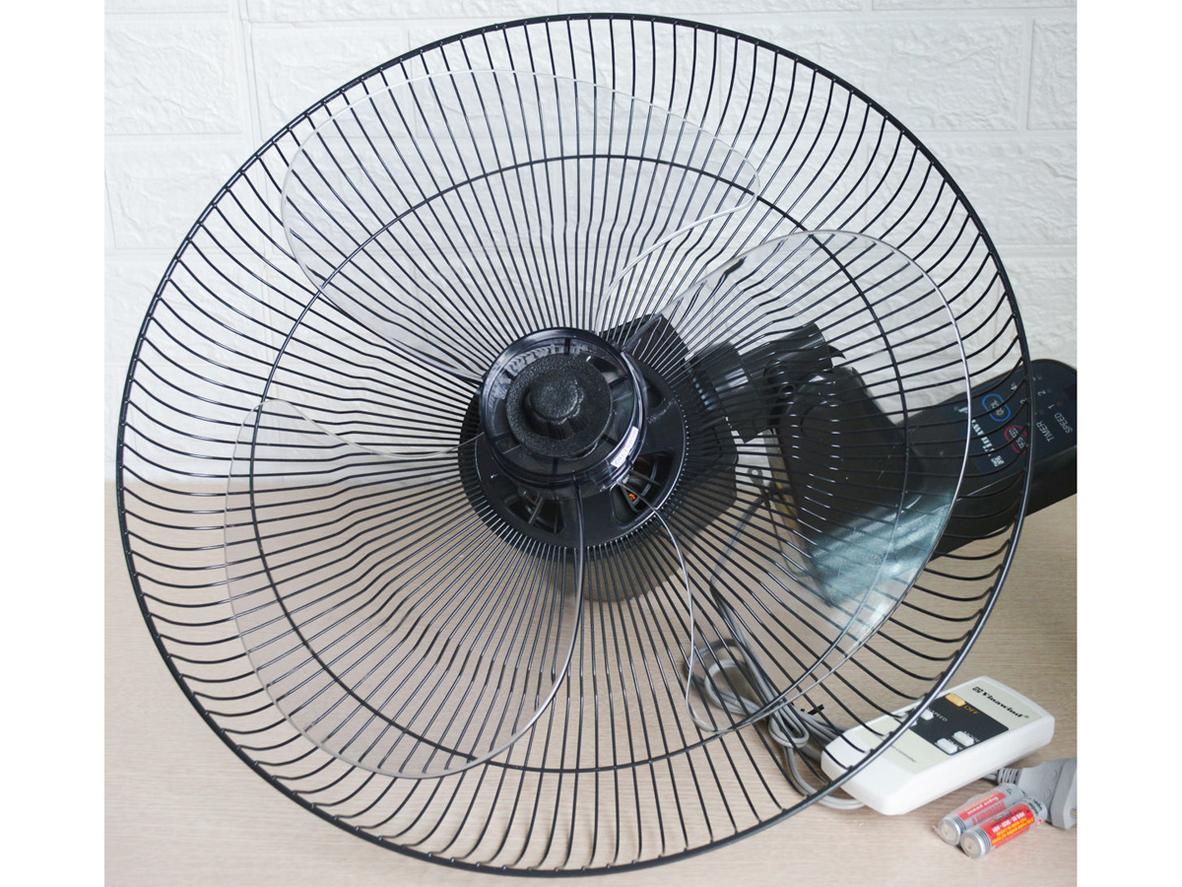 Quạt treo tường Vinawind QTT400X-PN sải cánh 400mm, có điều khiển từ xa, phù hợp phòng ngủ và phòng khách.