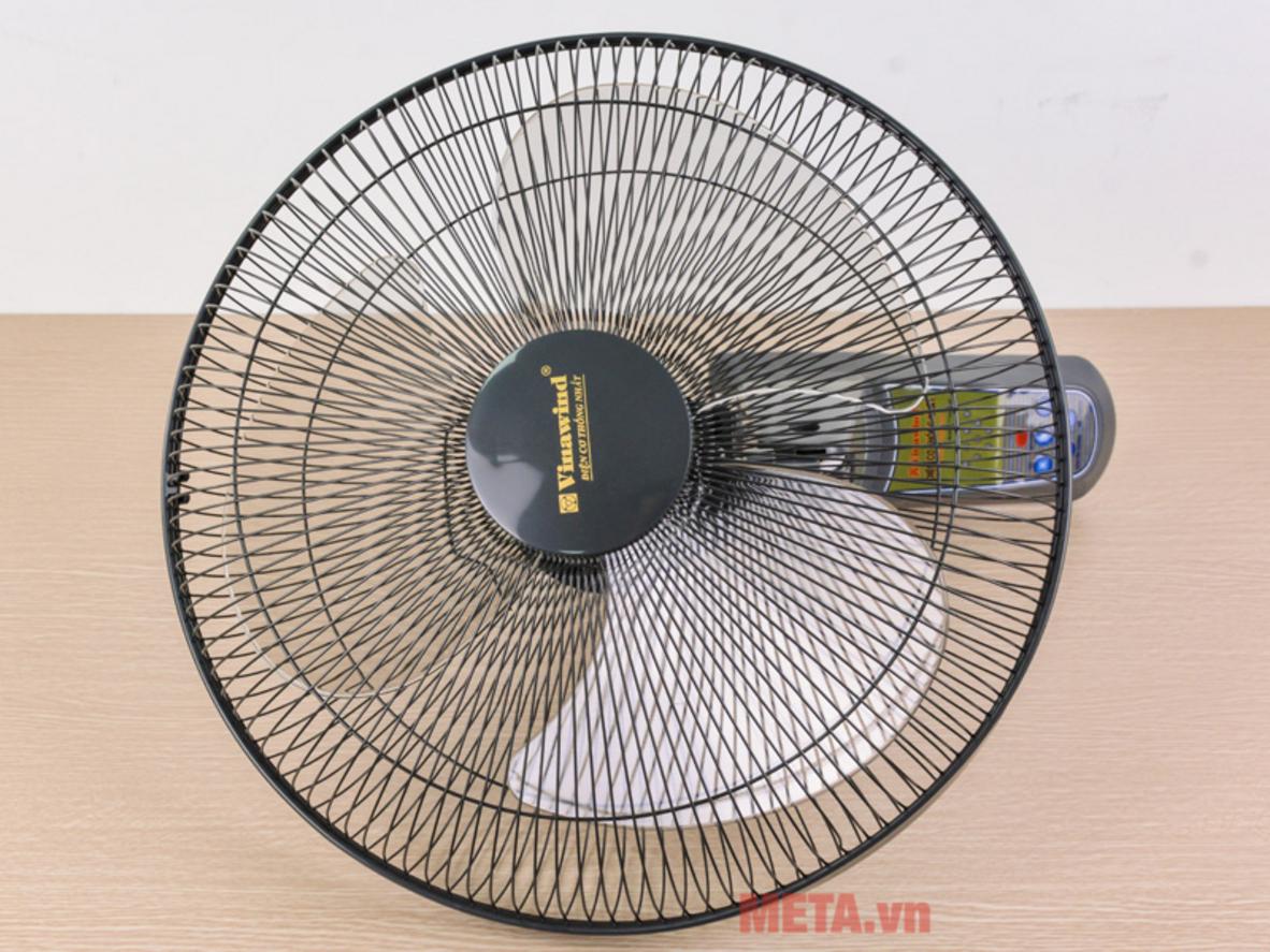 Remote điều khiển từ xa giúp quạt treo tường Vinawind 400X-HĐ tiện hơn trong phòng ngủ và văn phòng nhỏ.