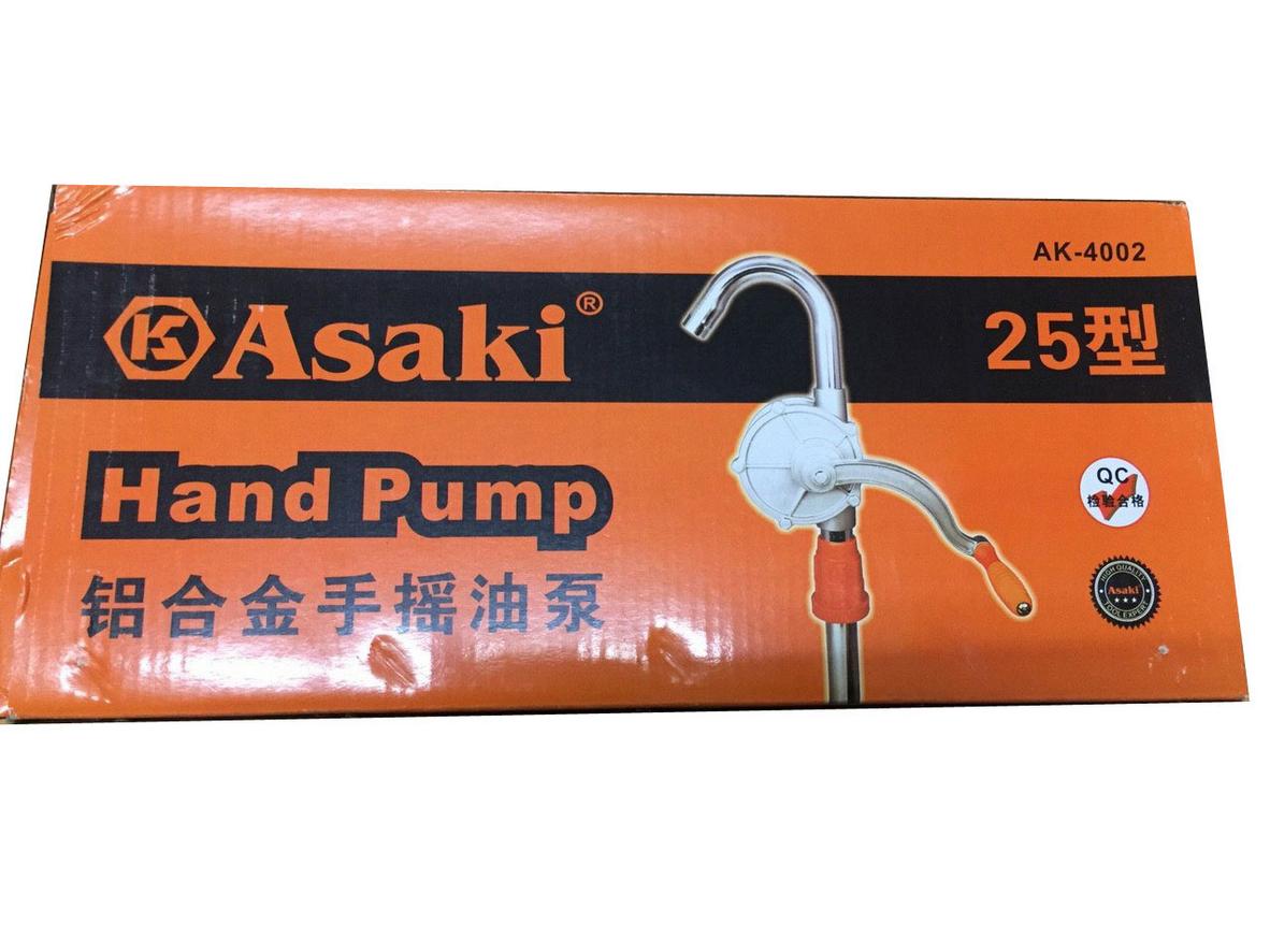 Thiết kế quay tay giúp Asaki AK-4002 dùng linh hoạt ở nơi không có điện.
