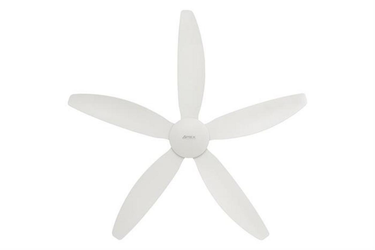Remote tiện lợi giúp điều chỉnh 6 tốc độ gió nhanh và dễ.