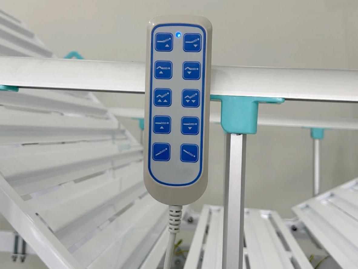 Remote điều khiển điện giúp thay đổi tư thế nhanh, giảm sức cho người chăm sóc.