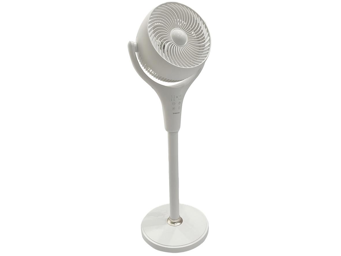 Sải cánh 18 cm và 3 cánh quạt giúp máy gọn, phù hợp phòng nhỏ.