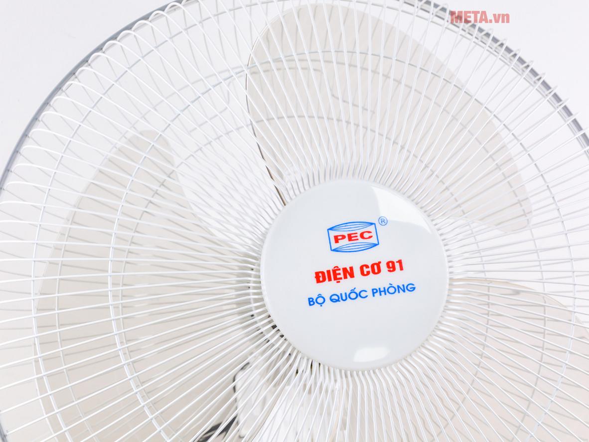 Sải cánh 40cm và công suất 46W tạo gió rộng, tiết kiệm điện cho không gian nhỏ đến vừa.