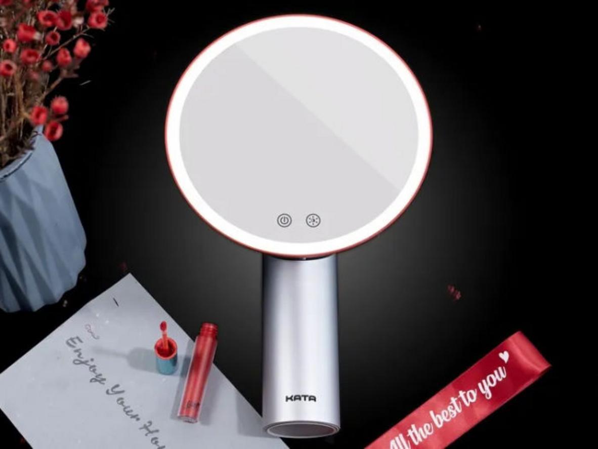 Bản để bàn phù hợp makeup cố định, bản Pocket phù hợp khi cần di chuyển.