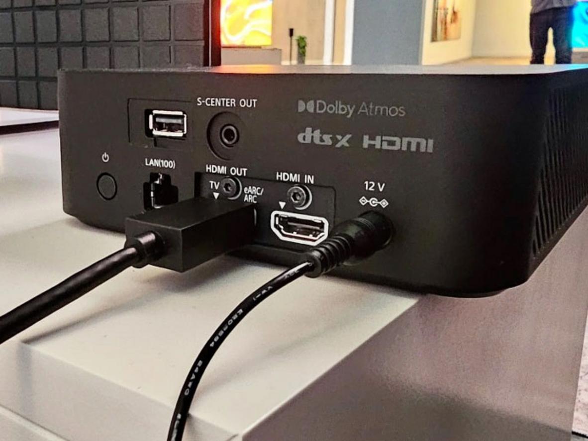 Cấu hình 4 loa rời và 360 Spatial Sound Mapping tạo âm thanh bao trùm cho phòng khách.